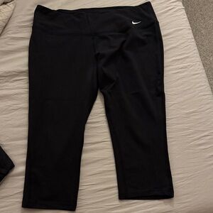 Nike Woman’s Black Cropped Leggings